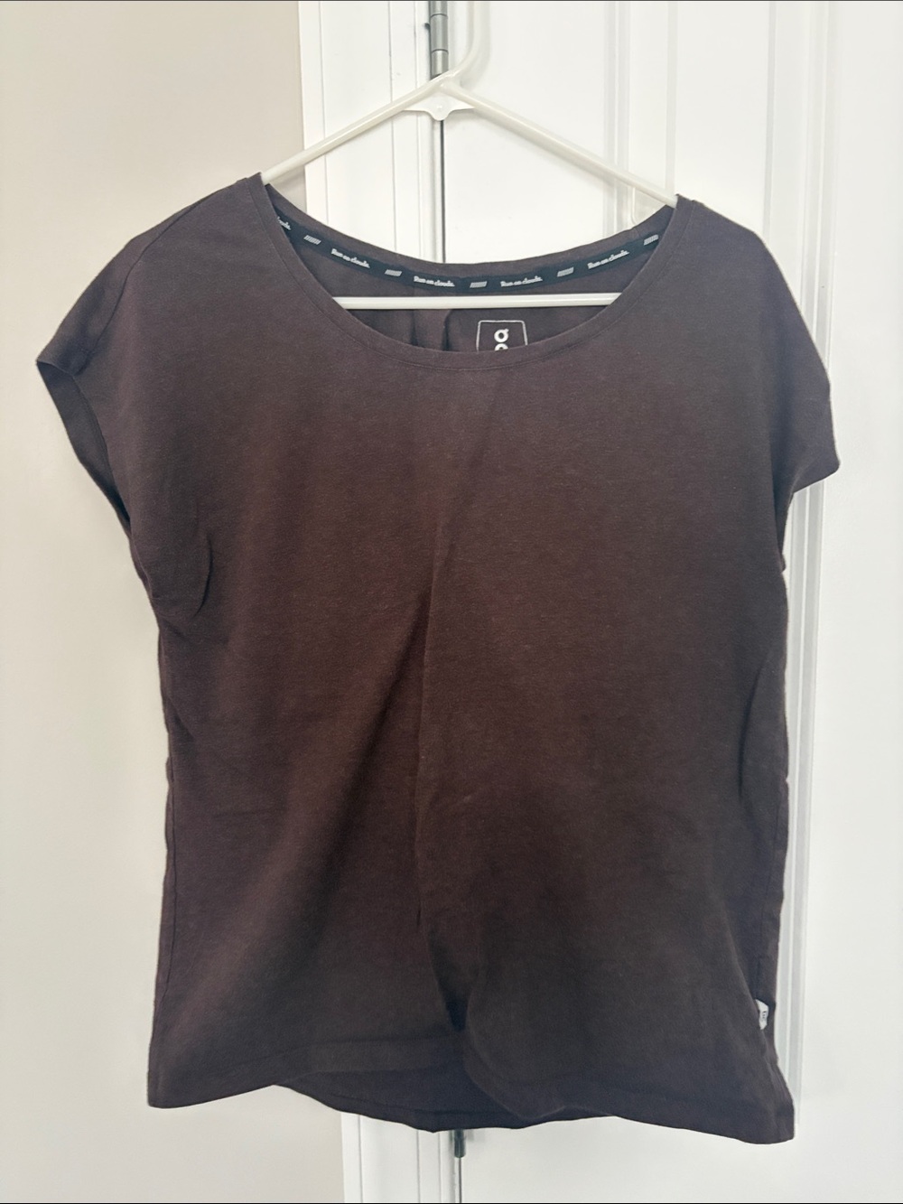 Casual Scoop Neck Short Sleeve Tee in Dark Brown